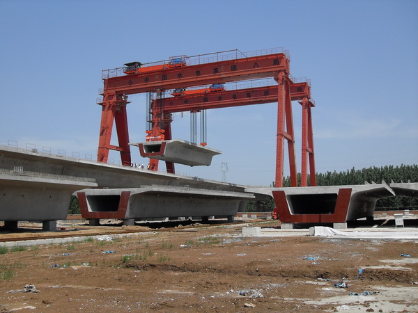 昆明提梁机厂家简析提梁机和起重机的不同之处